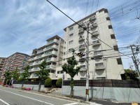 ■JR『摂津本山』駅まで徒歩11分、駅まで平坦
■お庭のある南向きのお部屋
■2線利用可能
 ・JR『摂津本山』駅まで徒歩11分
 ・阪神『青木』駅まで徒歩13分
■専有面積64．60㎡の3LDK
■専用庭約13㎡有り
■擁壁約1.7m＋目隠しフェンス約1.1m
 防犯、目線等考えられた設計で建築されており安心です