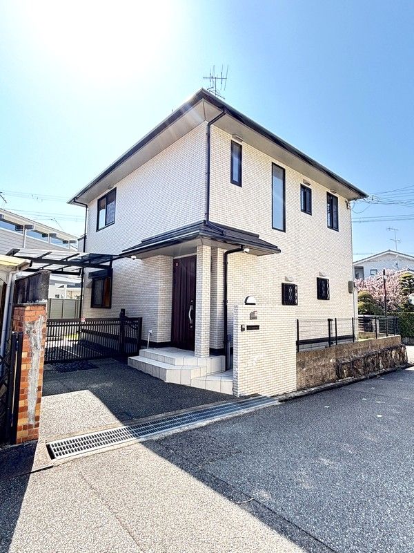 ◆土地面積:163.03㎡(49.31坪)
◆建物面積:111.69㎡(33.78坪)
■2006年2月建築
■パナホーム旧施工の4LDK+納戸
■角地につき陽当たり良好
■公道約5.0mに接道
■南側に芝生張りのお庭
■3沿線利用可能
(JR福知山線・阪急宝塚線・阪急今津線)