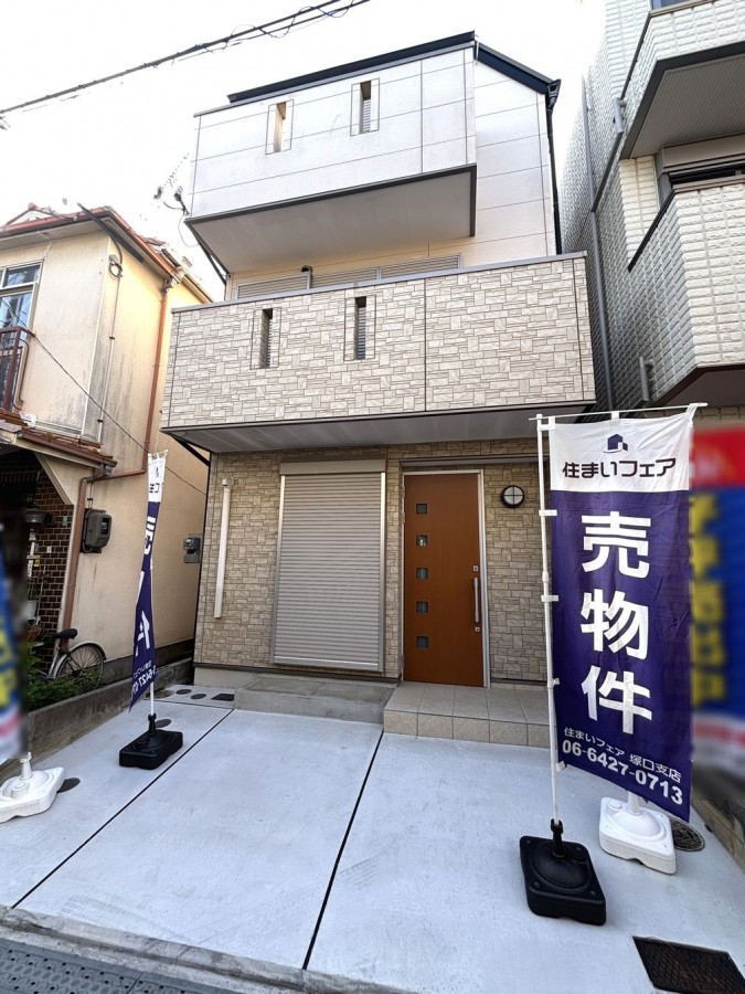 ■3沿線利用可能
(阪急神戸線・JR東海道本線・阪神本線)
■2005年9月建築
駐車スペースあり(車種による制限有)
現況空家・即引渡し可能
■南向き・2階リビング
LDK約12.3帖は南側・北側の両面バルコニー
各居室約6.0帖以上+収納あり
■リフォーム済み(2024年9月)
・洗面台新調
・ガラストップコンロ入替
・クロス張替
・駐車場新設 など