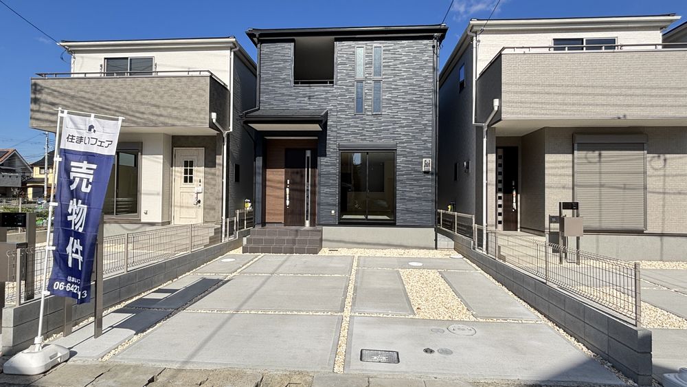 DEMO-01 2026年1月完成済・全4区画の2号地
駐車2台可能(車種による制限有)
前面公道幅員約6.0mに接道
スーパー・ドラッグストアが徒歩5分以内にあり
毎日のお買い物に便利な立地
LDK約18.5帖には約2帖の収納スペースがあり便利
家族の出入りを見守りやすいリビング階段
約4帖の洗面室には出入り口が2か所あり、家事動線がスムーズ
トイレ前にスペースがあり、快適な住空間
雨でも安心のインナーバルコニー
外壁は防火サイディング