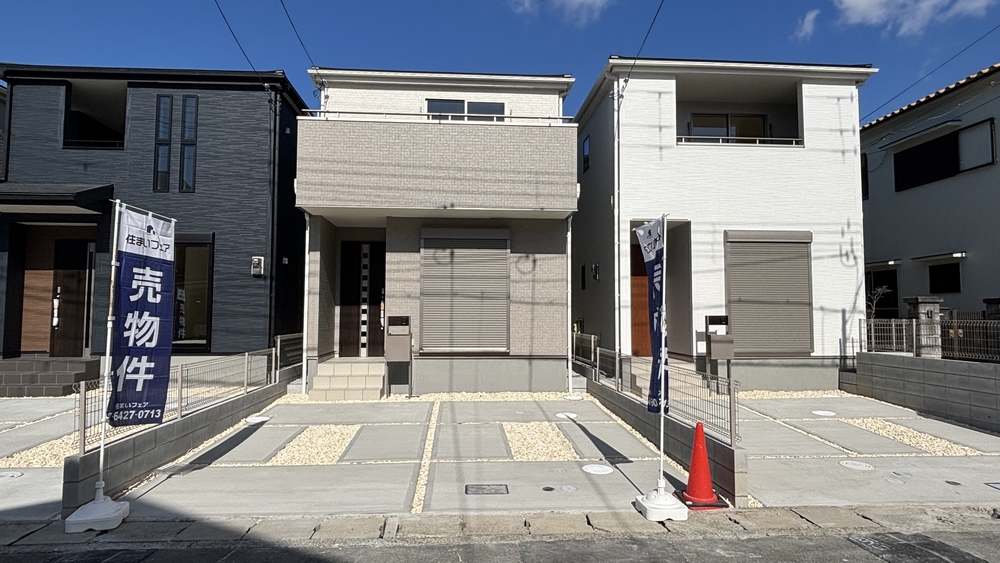 DEMO-01 2026年1月完成済・全4区画
前面公道幅員約6.0mに接道
駐車2台可能(車種による制限有)
スーパー・ドラッグストアが徒歩5分以内にあり
毎日のお買い物に便利な立地
LDK約19.3帖には収納スペースがあり便利
家族の出入りを見守りやすいリビング階段
洗面室とは別にランドリールームがあり、家事動線がスムーズ
トイレ前にスペースがあり、快適な住空間
ウォークインクローゼット2か所あり
陽当たりの良い南向きバルコニー