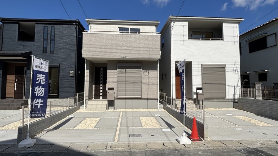 2026年1月完成済・全4区画
前面公道幅員約6.0mに接道
駐車2台可能(車種による制限有)
スーパー・ドラッグストアが徒歩5分以内にあり
毎日のお買い物に便利な立地
LDK約19.3帖には収納スペースがあり便利
家族の出入りを見守りやすいリビング階段
洗面室とは別にランドリールームがあり、家事動線がスムーズ
トイレ前にスペースがあり、快適な住空間
ウォークインクローゼット2か所あり
陽当たりの良い南向きバルコニー