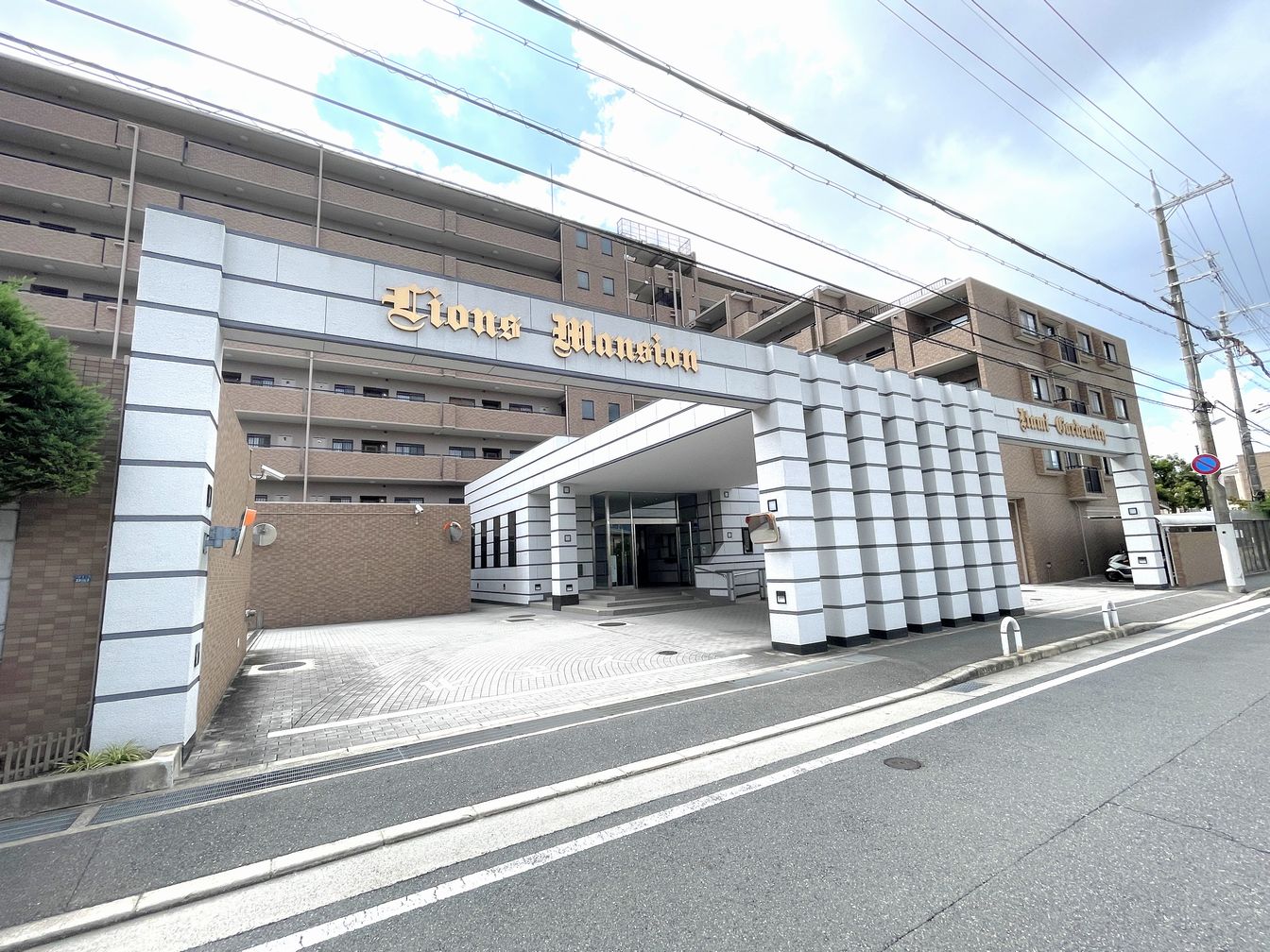 DEMO-01 三方角部屋・5階部分につき、陽当たり・通風良好
両面バルコニーのある4LDK
2面採光(南・西)のリビングは和室とつなげると約21.2帖
トランクルームや押入があり、収納充実
専用ポーチあり
宅配ボックスあり
1998年9月建築
総戸数104戸の大規模マンション