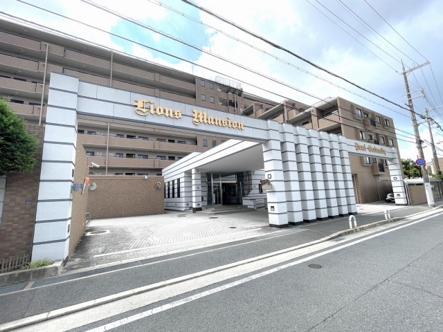 DEMO-01 三方角部屋・5階部分につき、陽当たり・通風良好
両面バルコニーのある4LDK

2面採光（南・西）のリビングは和室とつなげると約21.2帖
トランクルームや押入があり、収納充実

専用ポーチあり
宅配ボックスあり

1998年9月建築
総戸数104戸の大規模マンション