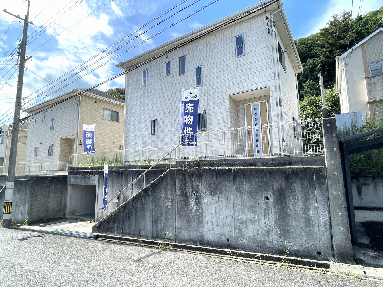 DEMO-01 車庫あり（車種による制限有） 
前面公道幅員約6.9mに接道

リビングは南向きの3面採光
家族の出入りを見守りやすいリビング階段

2006年10月建築
食器洗浄乾燥機・浴室乾燥機など充実の設備

土地面積：181.78㎡（51.98坪）
南側にお庭があります

リフォーム済み（2025年9月）
 ・キッチン新調（食器洗浄乾燥機付き）
 ・浴室新調（浴室乾燥機付き）
 ・トイレ新調
 ・洗面化粧台新調
 ・クロス張替  など