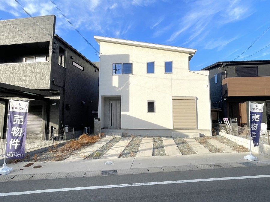 南向き・令和4年7月建築・未入居物件
土地面積：144.36㎡ 建物面積：105.99㎡

駐車2台可能（車種による制限有）
南側公道幅員約6.0mに接道

太陽光発電システムあり
複層ガラス使用
玄関横にスロップシンクあり

LDK約22.7帖＋畳コーナー約3.0帖
各居室約6.0帖以上の3LDK

浴室乾燥機・食器洗浄乾燥機など充実の設備
シューズインクロークやパントリーがあり収納充実