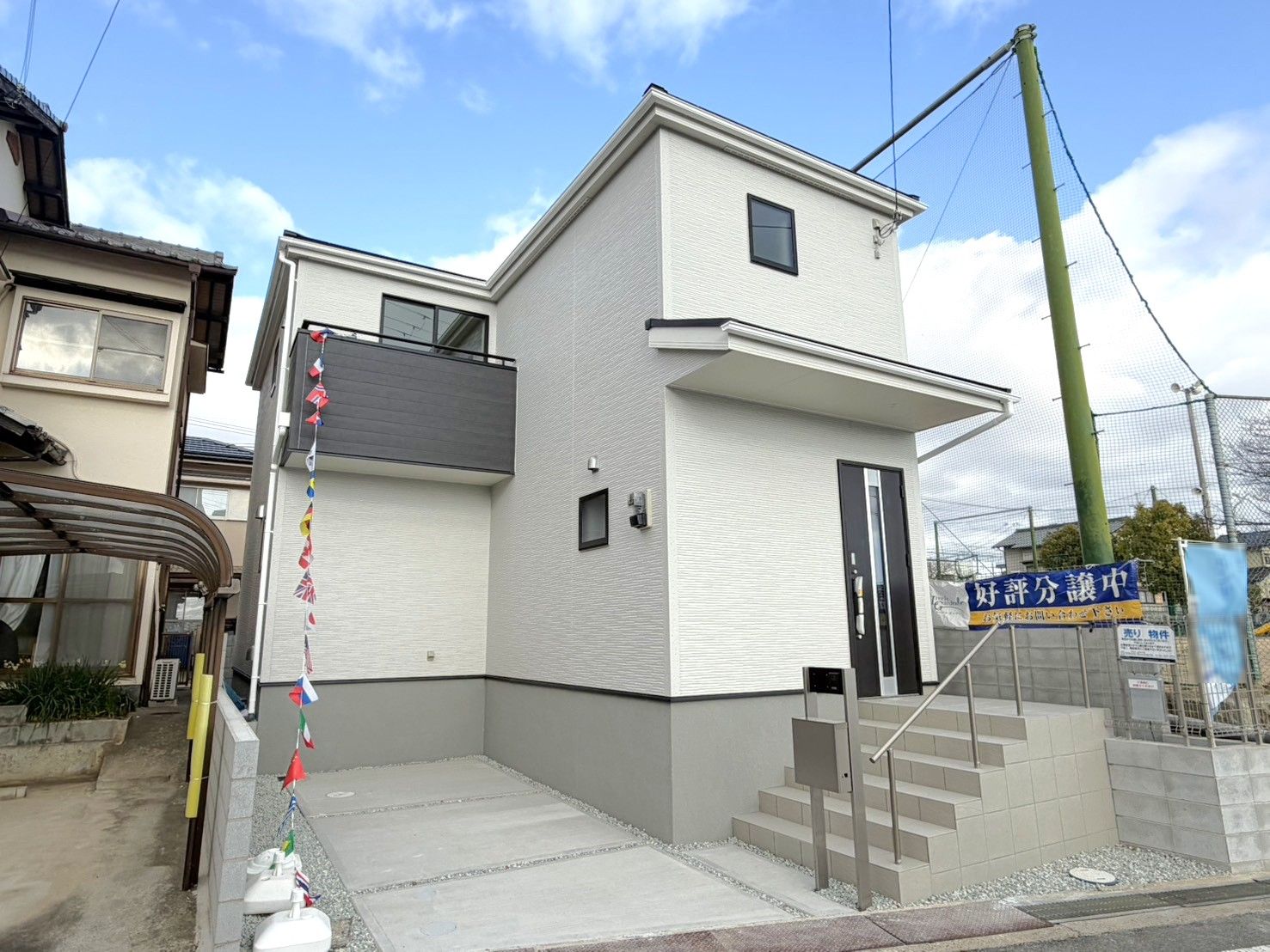 DEMO-01 2026年2月完成済・全1区画
オール電化住宅
南東側は公園につき陽当たり良好
LDK約18.7帖の3LDK+2WIC
車庫スペースあり(車種による制限有)
前面道路幅員約6.0mに接道
南東向きバルコニーで陽当たり良好
リビング収納やウォークインクローゼット2か所があり収納充実
浴室乾燥機や浄水器付きキッチンなど充実の設備
広めの洗面所はランドリールームとしてもお使いいただけます