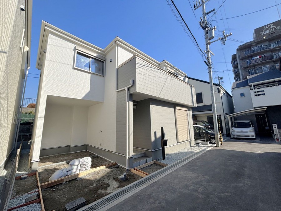 2026年2月完成済み
南向き3LDK
車庫あり(車種による制限有)
2沿線利用可能
(JR東海道本線「甲子園口」駅・阪神本線「武庫川」駅)
浴室乾燥機・浄水器付きキッチンなど設備充実
玄関ホール収納や床下収納があり収納充実
南向きバルコニー
各居室6.5帖以上・南向き
武庫川河川敷まで約150mと大切なペットとの毎日のお散歩に便利な立地
長期優良住宅対象物件