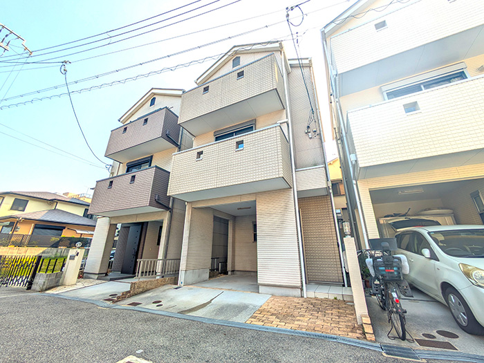 DEMO-01 2010年建築の3LDK+S+ロフト2
オール電化
2沿線利用可能
(JR「須磨」駅まで徒歩7分・山陽「山陽須磨」駅まで徒歩8分)
車庫あり(車種による制限有)
バルコニー2か所
家族の出入りを見守りやすいリビング階段
キッチンにはカップボード・パントリーあり
浴室乾燥機・食器洗浄乾燥機など充実の設備
納戸やロフトがあり収納充実