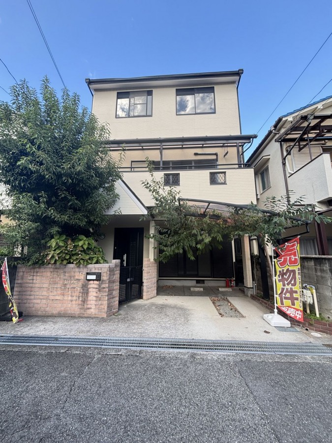 2世帯住宅
(キッチン・浴室・トイレ・洗面所が2か所ございます。)
カースペースあり
(車種による制限有)
南向きバルコニー
公道幅員約5.0mに接道
1999年2月建築
2DK+4SLDK