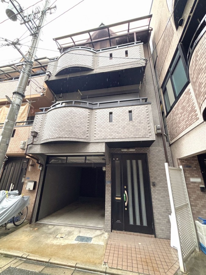 ◆2沿線利用可能
大阪メトロ谷町線「大日」駅まで徒歩7分
大阪モノレール「大日」駅まで徒歩8分
車庫あり(車種による制限有)
南側公道幅員約4.7mに接道
リビング階段のある4LDK
ロフトあり
南向きバルコニー2か所
イオンモール大日まで約650mと生活施設充実
リフォーム済み(2024年7月)
・システムキッチン新調
・ユニットバス新調
・洗面化粧台新調
・インターホン新調
・クロス貼替 など