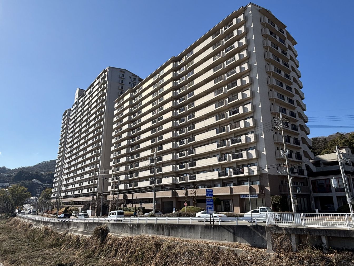 DEMO-01 全5棟・総戸数734戸の大規模マンション
ゲストルーム・クラフトルーム・
バーベキューフォーリーなど共用施設充実
3沿線利用可能
(JR福知山線・阪急宝塚・今津線)
オートロック・宅配ボックスあり
南向きバルコニー
WIC2か所+FC 収納充実
2026年3月リノベーション完了予定
・キッチン新調(食器洗浄乾燥機付き)
・ユニットバス新調
・トイレ新調
・洗面化粧台新調
・クロス張替(全室)
・配管更新
・建具新調 など