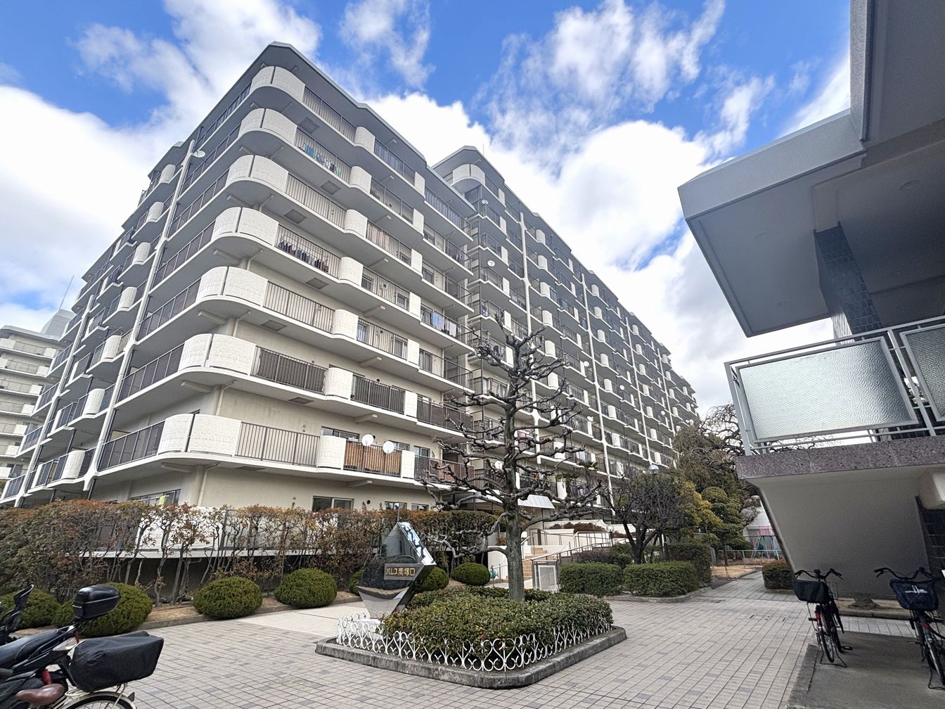 DEMO-01 最上階・角住戸につき、陽当たり・眺望・通風良好

3面バルコニー・すべてのお部屋がバルコニーに面しています
4LDK・各洋室には収納あり

浴室乾燥機・食器洗浄乾燥機など充実の設備
スーパーオオジ尾浜店まで徒歩5分と毎日のお買物にも便利な立地

リフォーム済み（2025年11月）
 ・キッチン新調（食器洗浄乾燥機付き）
 ・ユニットバス新調（浴室乾燥機付き）
 ・洗面化粧台新調
 ・トイレ新調（温水洗浄便座）
 ・フローリング張替
 ・クロス張替  など