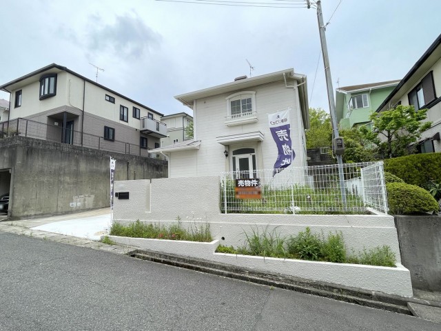 DEMO-01 土地面積:206.89㎡(62.58坪)
建物面積:105.99㎡(32.06坪)
南と西の2面採光のリビング
家族を見守りやすいリビング階段
南側にお庭あり
駐車3台可能(車種による制限有)
各居室6帖以上の4LDK
各居室に収納あり
第一種低層住居専用地域の閑静な住宅街
東側公道幅員約6.0mに接道
リフォーム済み(2026年1月)
・キッチン新調(食器洗浄乾燥機付き)
・ユニットバス新調(浴室乾燥機付き)
・洗面化粧台新調
・クロス張替(全室) など