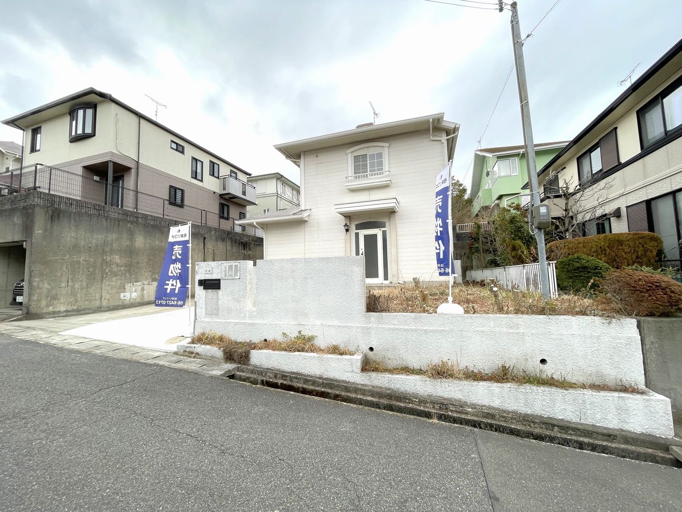 DEMO-01 土地面積：206.89㎡（62.58坪）
建物面積：105.99㎡（32.06坪）

南と西の2面採光のリビング
家族を見守りやすいリビング階段

南側にお庭あり
駐車3台可能（車種による制限有）

各居室6帖以上の4LDK
各居室に収納あり

第一種低層住居専用地域の閑静な住宅街
東側公道幅員約6.0mに接道

リフォーム済み（2026年1月）
 ・キッチン新調（食器洗浄乾燥機付き）
 ・ユニットバス新調（浴室乾燥機付き）
 ・洗面化粧台新調
 ・クロス張替（全室）  など