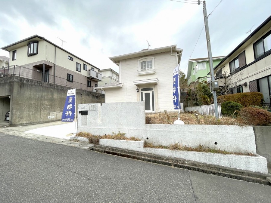 土地面積：206.89㎡（62.58坪）
建物面積：105.99㎡（32.06坪）

南と西の2面採光のリビング
家族を見守りやすいリビング階段

南側にお庭あり
駐車3台可能（車種による制限有）

各居室6帖以上の4LDK
各居室に収納あり

第一種低層住居専用地域の閑静な住宅街
東側公道幅員約6.0mに接道

リフォーム済み（2026年1月）
 ・キッチン新調（食器洗浄乾燥機付き）
 ・ユニットバス新調（浴室乾燥機付き）
 ・洗面化粧台新調
 ・クロス張替（全室）  など