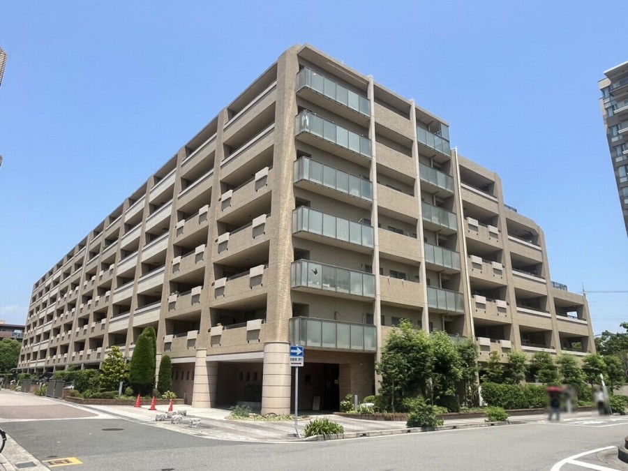 DEMO-01 ◆リフォーム2026年4月完成予定
◆ペット飼育可能（規約等による制限有）

LDKは開放感のあるハイサッシ採用
5階部分、南向きバルコニー（14．80㎡）

バルコニーにスロップシンクあり
トランクルームやクローゼットがあり収納充実

ソファーやテーブルのある玄関エントランス
ゲストルームなど共用施設充実

2026年4月リフォーム完成予定
 ・キッチン新調
 ・浴室新調
 ・洗面化粧台新調
 ・トイレ新調
 ・フローリング張替
 ・クロス全室張替
 ・建具新調
 ・配管更新  など