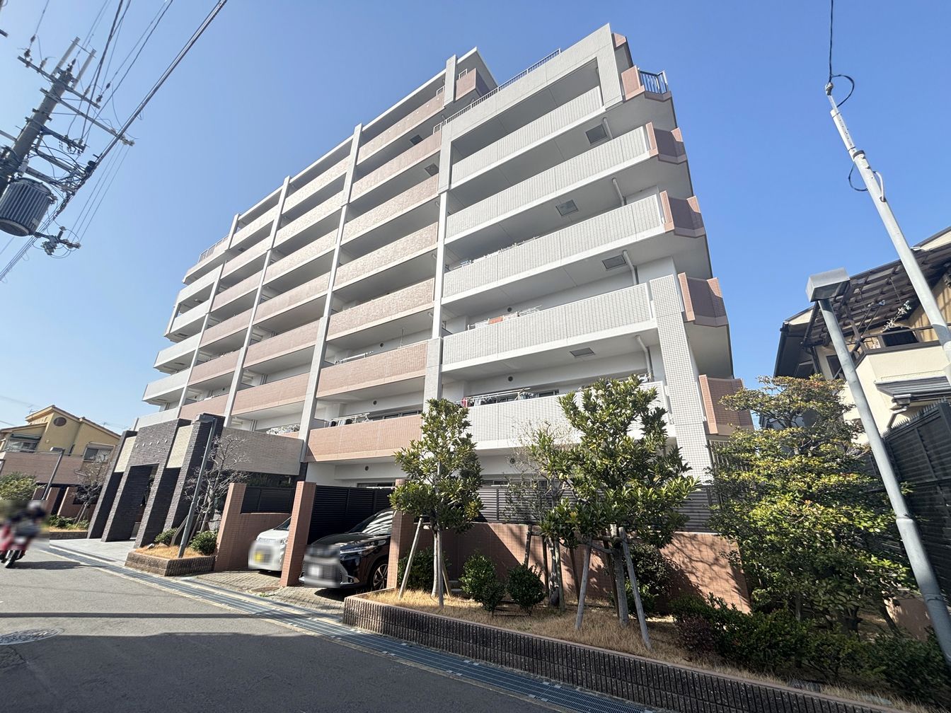 DEMO-01 2026年1月リフォーム済
角住戸・6階部分につき眺望・陽当たり・通風良好
専有面積94.94㎡の4LDK
ペット飼育可能(規約等による制限有)
2010年1月建築
両面バルコニー(南・北)
バルコニーにスロップシンクあり
リフォーム内容(2026年1月)
・キッチン新調(食器洗浄乾燥機付き)
・トイレ新調(温水洗浄便座)
・クロス全室張替
・フローリング張替
・給湯器新調 など