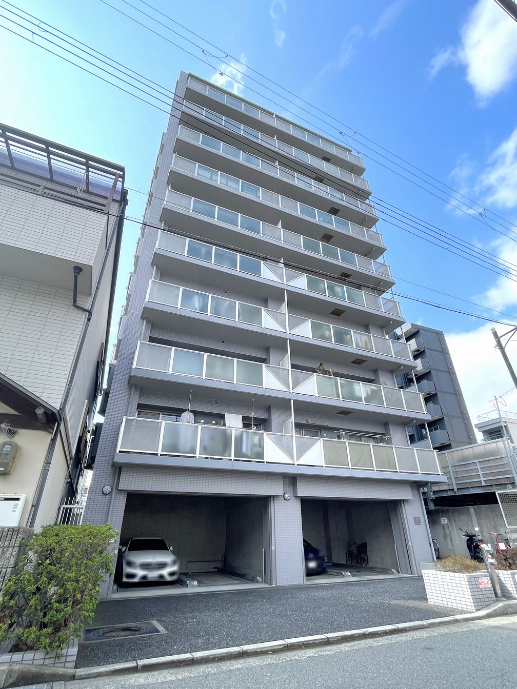 DEMO-01 JR「立花」駅徒歩4分
9階部分・角住戸につき眺望良好
1998年11月建築
南向きの出窓のあるLDKは約10.4帖
押入やクローゼットがあり収納充実
東向きバルコニー(約9.8㎡)
オートロックあり
フェスタ立花まで徒歩2分と毎日の買い物に便利な立地