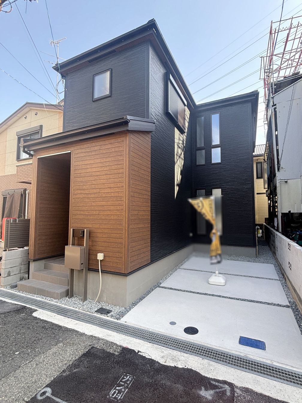 DEMO-01 2026年1月完成
阪急神戸線「武庫之荘」駅まで徒歩20分
駐車スペースあり(車種による制限有)
全居室に収納がある3LDK
3面採光のリビングは約18.6帖
家族の出入りを見守れるリビング階段
南向きバルコニー
ウォークインクローゼット3か所や床下収納があり収納充実
浴室乾燥機付き・キッチンは浄水器付き
長期優良住宅認定物件
マックスバリュ武庫元町店まで徒歩5分
ツルハドラッグ尼崎武庫元町店まで徒歩7分と
毎日のお買物に便利な立地