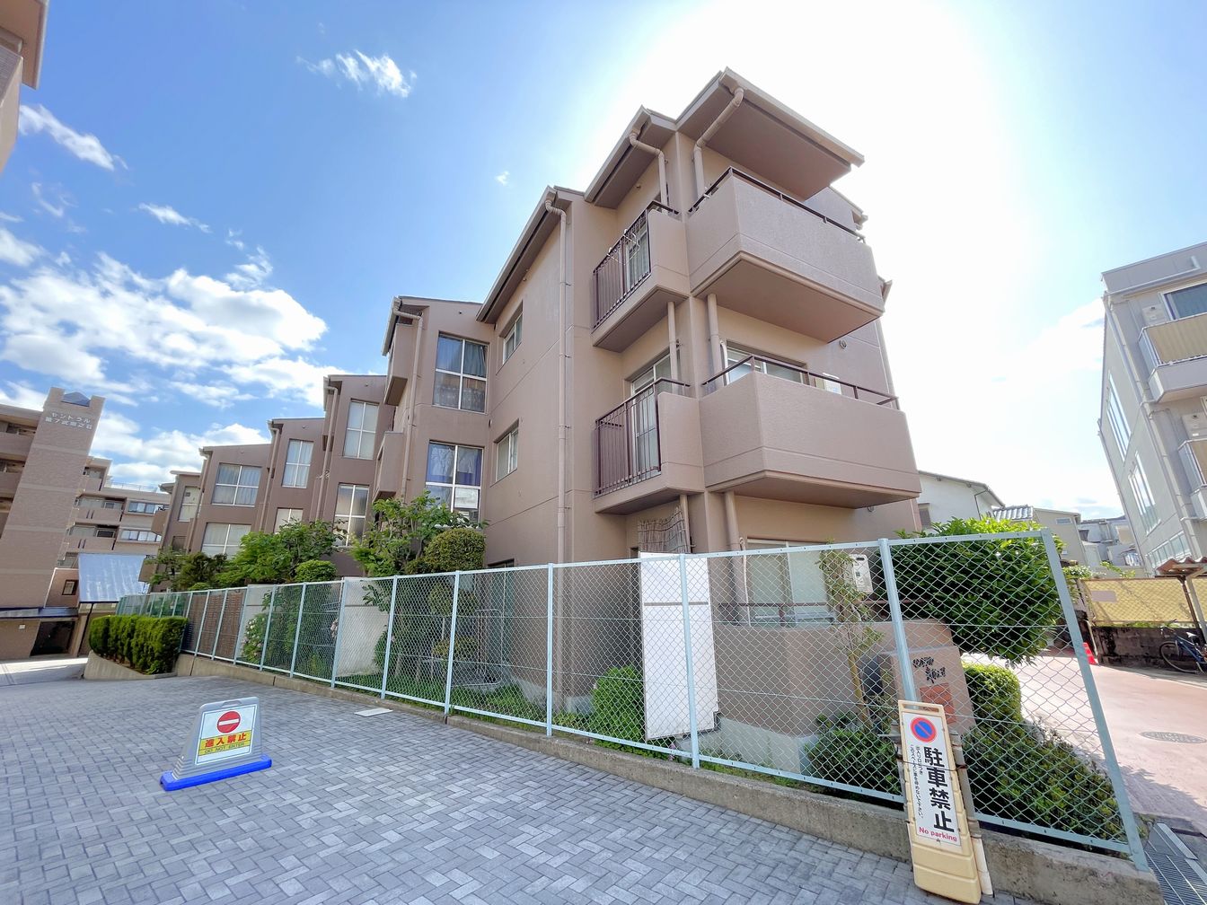 DEMO-01 最上階・雁行設計による三方角部屋
天井高2.7mのセンターリビングを含む4LDK
阪急神戸線「武庫之荘」駅まで徒歩14分
駅まで平坦
3階建ての3階部分
南・西側には高い建物がないため、陽当たり・眺望良好
キッチンはIHクッキングヒーター・食器洗浄乾燥機付き
西側の和室は3面採光
門扉付きの専用ポーチがあり、
ベビーカーや傘などを置くスペースとしても使えます
南西向きのバルコニー2か所
スーパーオオジ武庫之荘北店まで徒歩5分
キリン堂武庫之荘店まで徒歩7分と
毎日のお買物に便利な立地
