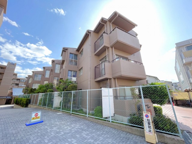 DEMO-01 最上階・雁行設計による三方角部屋
天井高2.7mのセンターリビングを含む4LDK
阪急神戸線「武庫之荘」駅まで徒歩14分
駅まで平坦
3階建ての3階部分
南・西側には高い建物がないため、陽当たり・眺望良好
キッチンはIHクッキングヒーター・食器洗浄乾燥機付き
西側の和室は3面採光
門扉付きの専用ポーチがあり、
ベビーカーや傘などを置くスペースとしても使えます
南西向きのバルコニー2か所
スーパーオオジ武庫之荘北店まで徒歩5分
キリン堂武庫之荘店まで徒歩7分と
毎日のお買物に便利な立地