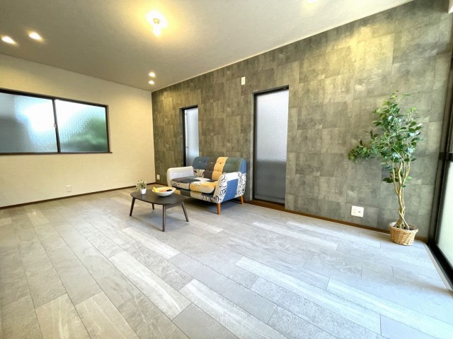 DEMO-01 阪神「甲子園」駅まで徒歩9分
阪急「今津」駅まで徒歩18分

2沿線利用可能
 （阪神本線・阪急今津線）
駐車スペースあり（車種による制限有）

全居室約6.0帖以上の4LDK
吹抜けの玄関ホール

床下収納や屋根裏収納があり収納充実
食器洗浄乾燥機付やモニター付インターホンなど充実の設備

雨でも安心の屋根付きのバルコニー
床の間付きの和室

ビバ甲子園（スーパーマーケット）まで徒歩3分
ツルハドラッグ南甲子園店まで徒歩5分と
毎日のお買物にも便利な立地

リフォーム済み（2025年12月）
 ・システムキッチン新調
 ・洗面化粧台新調
 ・モニターホン新調
 ・クロス張替（全室