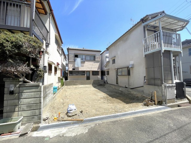 DEMO-01 ◆2027年1月完成予定・南向きの3階建て新築戸建
土地面積:54.29㎡
建物面積:97.77㎡(車庫部分を含む)
阪神「武庫川」駅まで徒歩13分
駐車スペースあり(車種による制限有)
南向きにつき陽当たり良好
LDK約16.1帖
2階リビング&リビング階段
全居室に収納あり
南向きバルコニー2か所
浴室暖房乾燥機や食器洗浄乾燥機など充実の設備
宅配ボックスがあり、防犯面も安心
毎日のお買物の便利な立地
・サンディ尼崎大庄店まで徒歩4分
・ツルハドラッグ尼崎大庄店まで徒歩3分